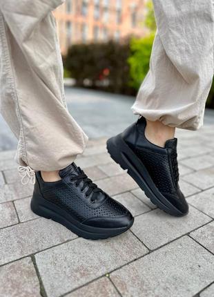 Кроссовки женские кожаные черные с перфорацией