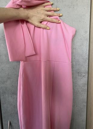 Розовое платье с вырезом на ноге6 фото