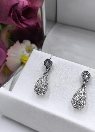 Сережки від компанії swarovski.