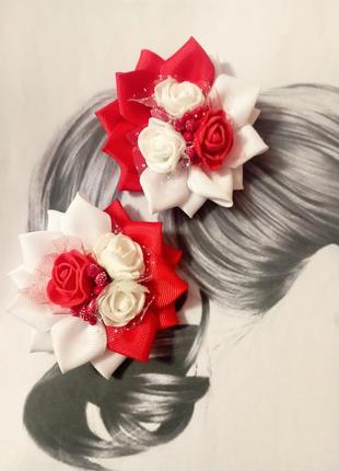Червоно- білі бантики з трояндами
