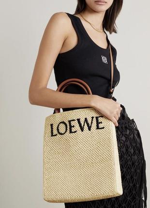 Плетенная бежевая сумка с надписью в стиле loewe