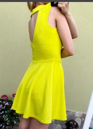 Платье желтое с вырезом5 фото