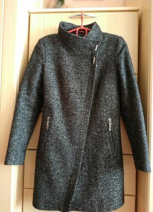 Пальто на утепленій підкладі.