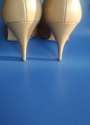 Бжевые туфли-лодочки со страусиной кожи3 фото