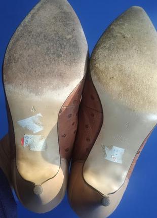 Бжевые туфли-лодочки со страусиной кожи4 фото