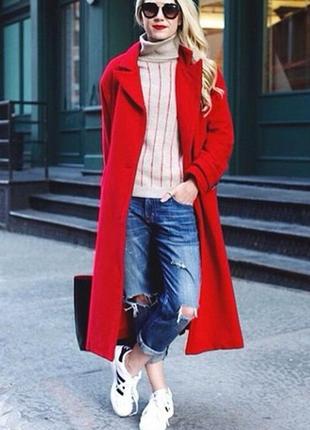 Яркое красное драповое пальто