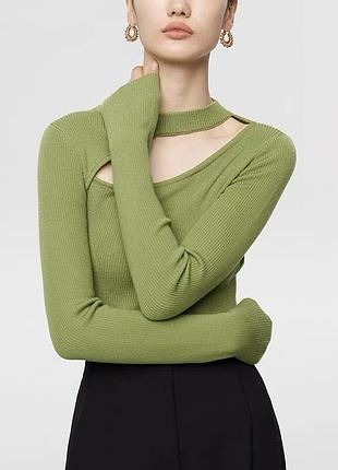 Кофта в рубчик із вирізом на грудях зелена біла молочна чорна