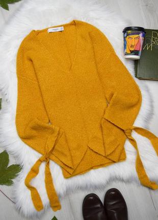 Класний светр гірчичний пряно жовтий рукава на зав'язках у виріз