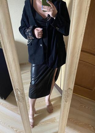 Чёрное эффектное платье по фигуре с разрезом шикарно тянется 52-54 р