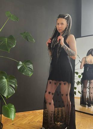 «гола» сукня у білизняному стилі від roiii