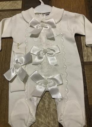 Трикотажний комплект для випискі з род дому,а також підійде й для хрещення.