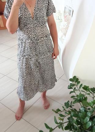 Стильное платье с вырезом на спине