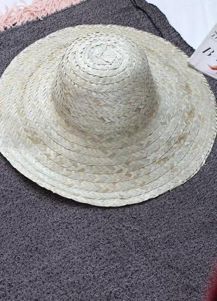 Соломенная шляпа с большими полями