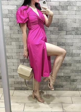 Яркое платье миди с разрезом