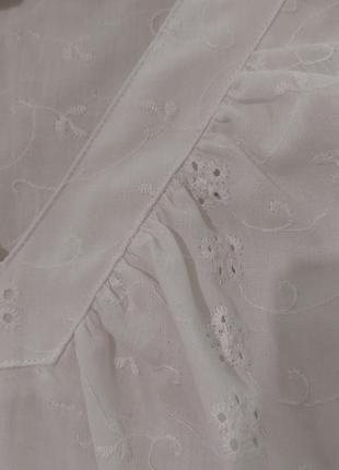 Блузка белая выбитая с узором3 фото
