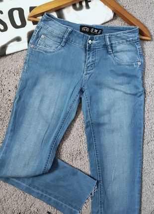 Облямовані укорочені джинси
