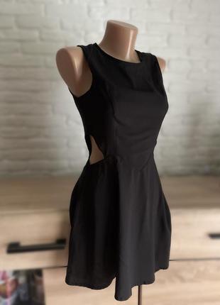 Платье с вырезами на талии