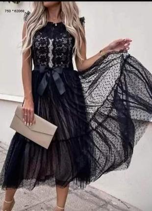 Розкішна чорна сукня з мереживом в горошок
