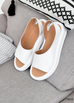 Стильные белые женские сандалии/босоножки на толстой подошве кожаные/кожа-женская обувь на лето10 фото