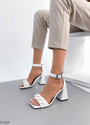 Белые босоножки из натуральной кожи