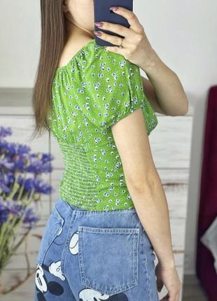 Нежный зеленый топ блуза с декольте и цветочным принтом s m штапель