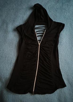 Черный топ с прорезями