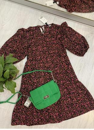 Платье с пышными рукавами