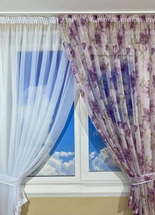 Шторки на кухню з квітковим принтом. колір бузковий з білим