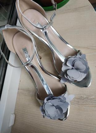 Босоножки next