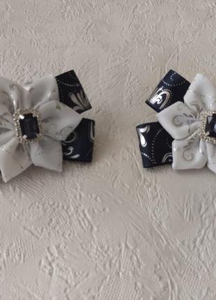 Нарядные бело-синие бантики на резинках. банты на первое сентября, для школы. украшения под форму