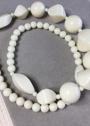Ожерелье колье белого цвета