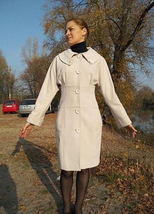 Світло-сіре пальто з крильцями