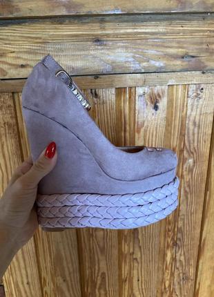 Туфли на высокой танкетке