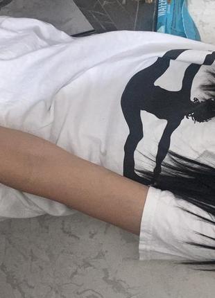 Белая хлопковая футболка с черным принтом2 фото