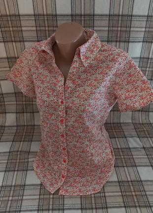 Красивая прямая рубашка с коротким рукавом