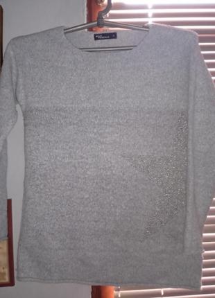 Джемпер женский, размер м,серое букле,есть дефект на вышитой звёздочке