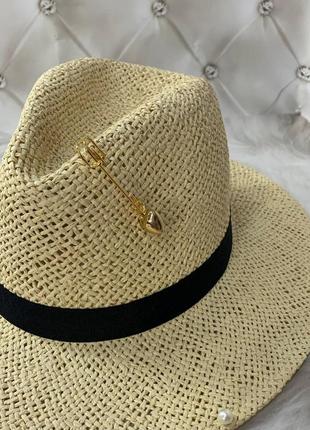 Летняя плетеная шляпа федора с цепью и булавкой onelove молочная (декор золото или серебро)