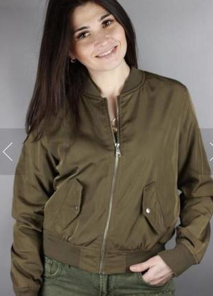 Бомбер куртка bershka хаки