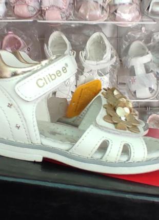 Белые кожаные босоножки сандалии для девочки с пяткой3 фото