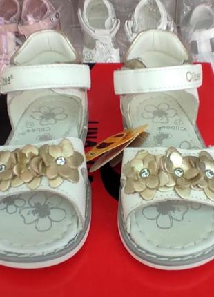 Белые кожаные босоножки сандалии для девочки с пяткой2 фото