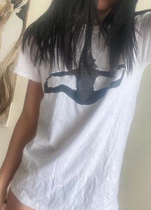Белая футболка с черным принтом