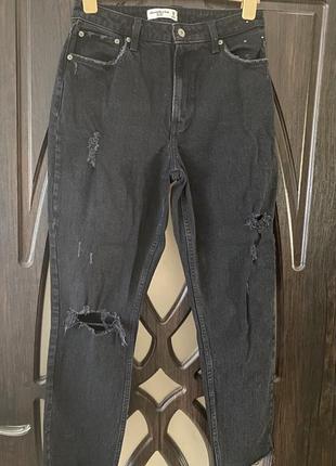Шикарные, джинсы, черного цвета, по моде 2023 г, с дирочками, от дорогого бренда: abercrombie &amp; fitch👌