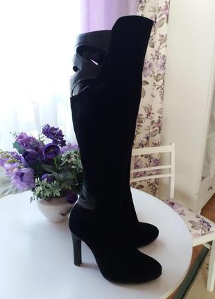 Незвичайна модель чорних замшевих ботфортів