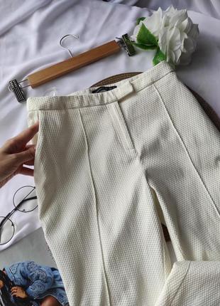 Летние брюки белые укороченные с карманами по фигуре брюки стильные со стрелками2 фото