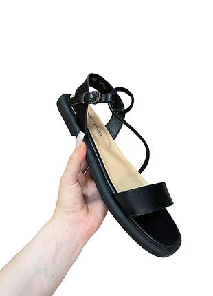 Акуратні ніжні босоніжки