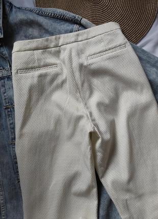Летние брюки белые укороченные с карманами по фигуре брюки стильные со стрелками5 фото