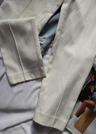 Летние брюки белые укороченные с карманами по фигуре брюки стильные со стрелками7 фото