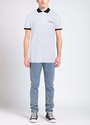 Мужское поло johnmonmond белого цвета.