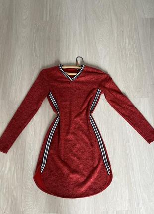 Платье красное с лампасами1 фото