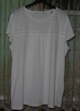 Футболка-блузка с кружевной вставкой